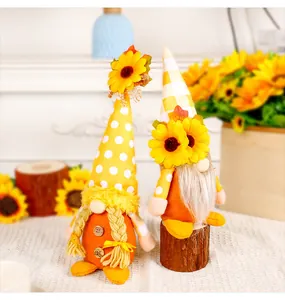 Nahaufnahme von Herbst-Sonnenblumen-Gnom-Paarpuppen für die Erntehausdekoration