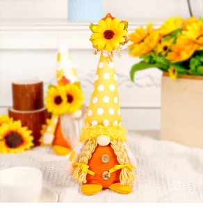 Detailansicht einer herbstlichen Sonnenblumen-Gnompuppe mit gelben Zöpfen und Hut