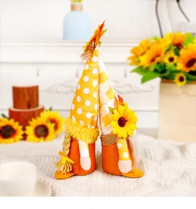 Pärchen herbstliche Sonnenblumen-Gnome mit gepunkteten und karierten Hüten auf Stoff