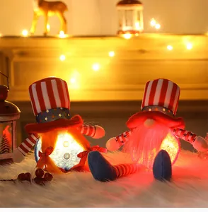 Dettaglio di peluche gnomi patriottici con luci LED e cappelli a bandiera americana