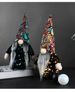 Paar Halloween-Gnome mit Pailletten, Paisley-Hüten und Spinnen auf schwarzem Hintergrund