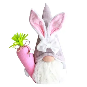 Gedetailleerde weergave van een Pasen kabouter knuffel met roze konijnenoren en wortel