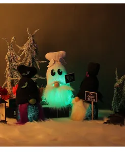 Vista dettagliata degli gnomi di Halloween luminosi con cartelli Boo e Gnome to Bite