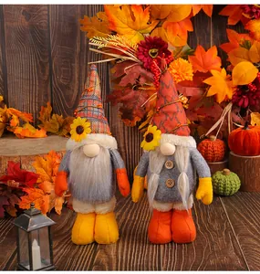 Vista detallada de gnomos de girasol de otoño para la decoración de fiestas de cosecha