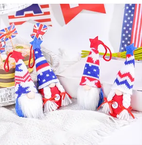 Détail de gnomes patriotiques du Jour de l'Indépendance avec des chapeaux tricotés