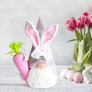 Gedetailleerde weergave van een pluche paashaas kabouter met een roze worteltje