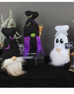Dettaglio di tre gnomi di Halloween con cappelli a maglia e barbe soffici per decorazione.