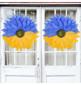 Couronne de tournesol bleu et jaune inspirée du drapeau ukrainien sur une porte blanche
