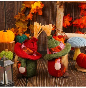 Herbst-Ernte-Wichtelpuppen mit Blattmuster und warmen herbstlichen Dekorationen.