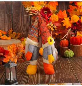 Vista detallada de dos gnomos de otoño con girasoles para decoración de fiesta de cosecha.