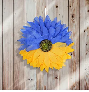 Couronne de tournesol aux pétales bleu et jaune aux couleurs du drapeau ukrainien