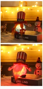 Dettaglio di gnomi patriottici con calda illuminazione a LED per il Giorno dell'Indipendenza