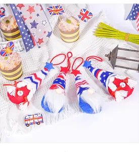 Vue détaillée des gnomes décoratifs pour le 4 juillet avec étoiles et rayures.