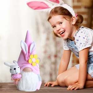 Charmante paaskabouter pluche pop met konijnenoren en een schattig klein konijntje