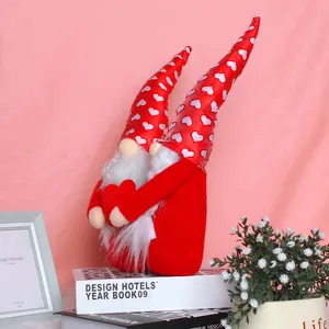 Coppia di gnomi di San Valentino in peluche con decorazioni a forma di cuore rosso
