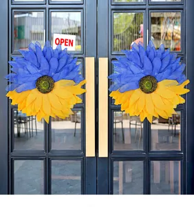 Couronnes décoratives de tournesols aux couleurs de l'Ukraine sur une porte vitrée noire