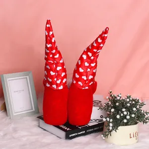 Decorazioni regalo di San Valentino con coppia di gnomi di peluche a cuori rossi