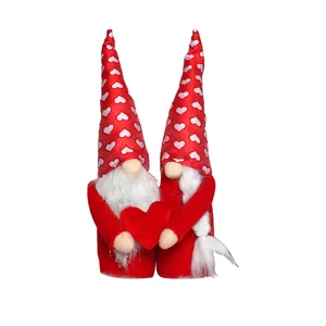 Coppia di gnomi di San Valentino romantici in peluche con decori a cuore rosso vivo