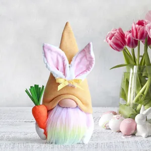Gedetailleerd beeld van een paasgnome met konijnenoren en wortel voor decoratie