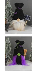 Dettaglio di gnomi di peluche per Halloween con luci e accessori decorativi per feste