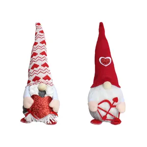 Set aus zwei Valentinstag-Wichteln mit Herz und Bogen für Geschenk und Fensterdeko