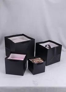 Set di quattro sacchetti regalo quadrati in carta kraft nera con manici di varie dimensioni
