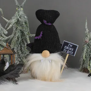 Gnomo vampiro di Halloween con cappello di maglia e zanne per decoro festa