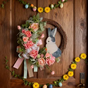 Wunderschöner Osterhasenkranz mit rosa Rosen und bunten Eiern für die Haustürdekoration
