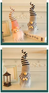 Gnomi di Natale fatti a mano con cappelli a strisce per decorazioni festive casa