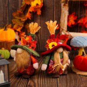 Niedliches Set aus Herbst-Wichtelpuppen mit Ahornblatt-Mustern für die Tischdeko