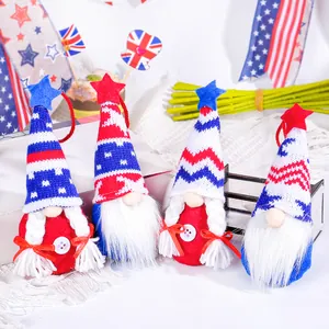 Quatre nains de l'Independence Day avec bonnets tricotés pour décorations du 4 juillet patriote