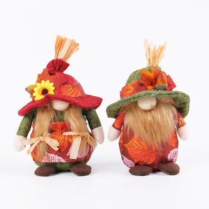 Süße Herbst-Erntedankfest-Wichtel mit Ahornblatt- und Sonnenblumendekoration.