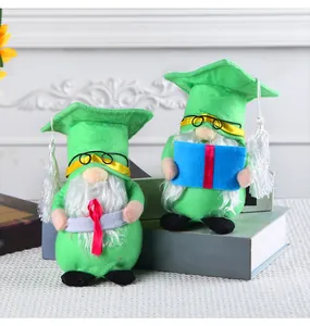 Vista dettagliata di gnomi di laurea con tocco, occhiali e accessori per la laurea