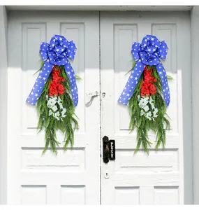 Vista detallada de adornos florales del Día de la Independencia con lazos azules en puerta