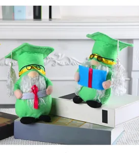 Gnomi di laurea fatti a mano in abiti verdi con tocchi accademici e libro decorativo