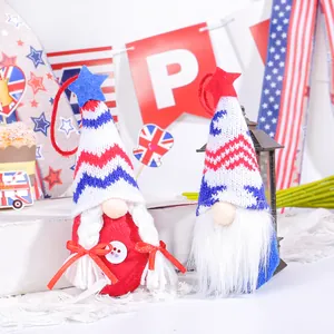 Paire de gnomes patriotiques avec bonnets tricotés à étoiles et rayures décoratifs.