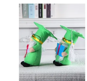 Vista dettagliata di gnomi laureati verdi con tocchi accademici che tengono piccoli libri