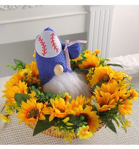 Un gnomo di peluche a tema baseball in un cesto decorativo di girasoli gialli
