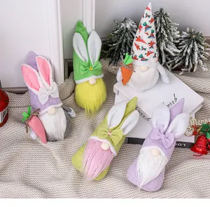 Vista detallada de gnomos de Pascua de peluche con orejas de conejo y zanahorias.
