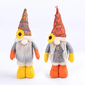 Dos adorables peluches de gnomos sin rostro con girasoles para fiesta de cosecha