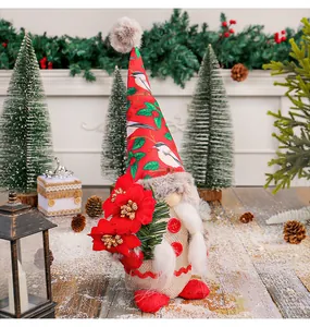 Vista detallada de un muñeco gnomo de Navidad con gorro rojo estampado y barba blanca