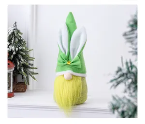 Detalle de un gnomo de Pascua verde con orejas de conejo y una suave barba amarilla