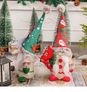Detalle de dos gnomos navideños con sombreros florales en un entorno festivo