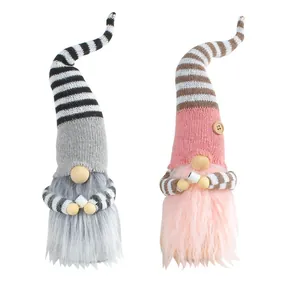 Coppia di gnomi natalizi di peluche con cappelli a righe e tazzine per decorazioni