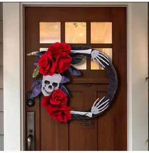 Vue détaillée d'une couronne d'Halloween avec roses rouges et un crâne squelettique.