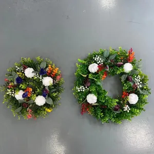 Detailansicht von zwei verschiedenen Herbst-Eukalyptuskranz-Größen mit weißen Kürbissen