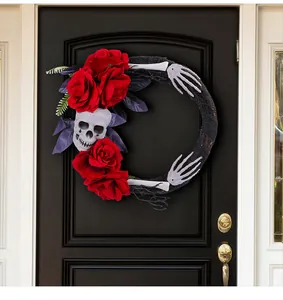 Couronne d'Halloween gothique avec crâne et roses rouges sur une porte noire classique