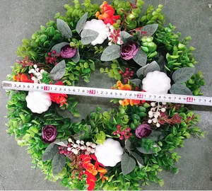Detailansicht eines 40 cm langen Eukalyptuskranzes mit Kürbissen