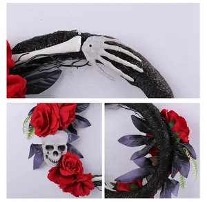Détails d'une couronne d'Halloween avec crâne, roses rouges et main de squelette