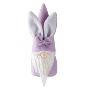 Muñeco de peluche de gnomo de Pascua con orejas de conejo moradas y un lazo decorativo